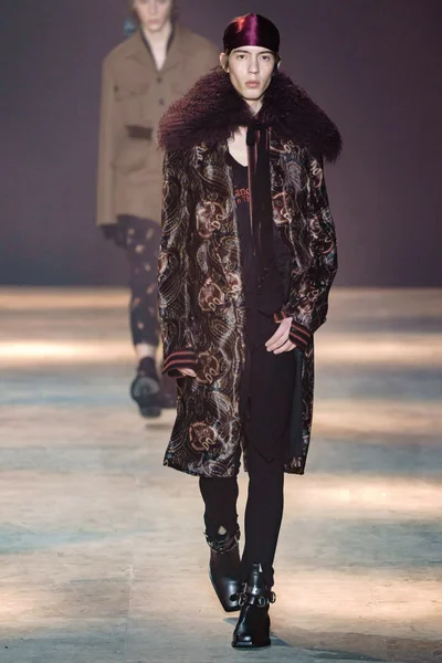Look 18